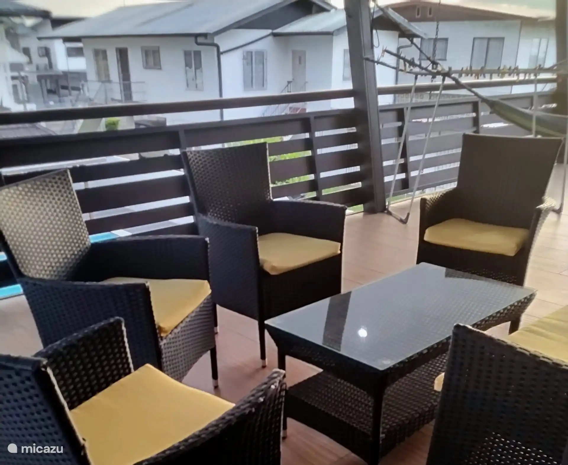 ein geräumiges sitzt zusammen.