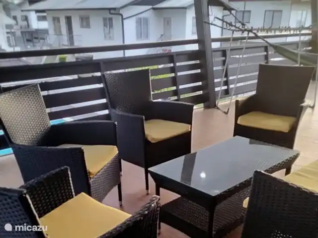 Location de Vacances Suriname, Paramaribo, Paramaribo, appartement - Icare VI un spacieux est assis ensemble.