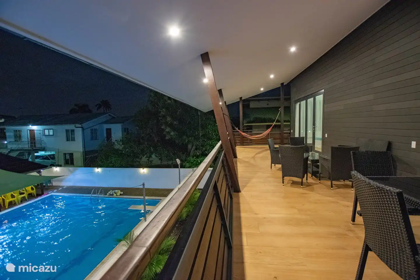 der hintere Balkon mit Blick auf die Aquafit-Schwimmschule.