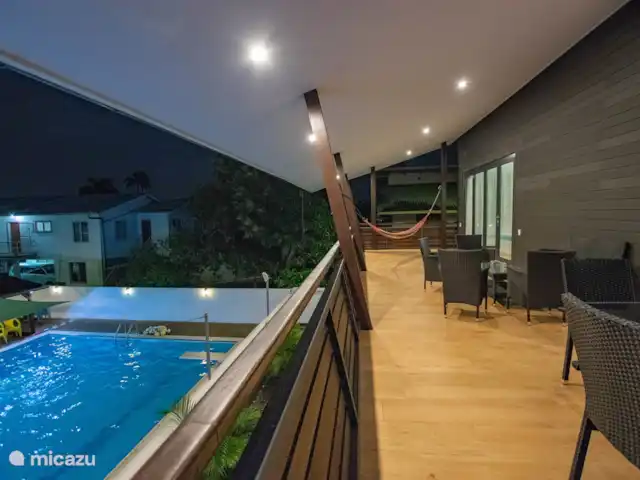 Location de Vacances Suriname, Paramaribo, Paramaribo, appartement - Icare VI le balcon arrière avec vue sur l'école de natation Aquafit.