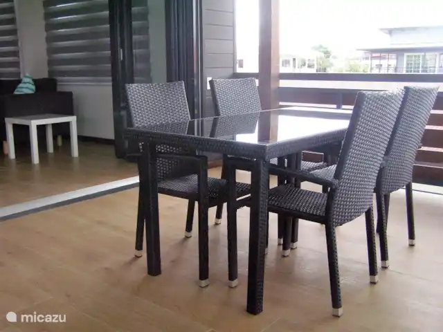 Location de Vacances Suriname, Paramaribo, Paramaribo, appartement - Icare VI une table à manger où les chaises longues s'intègrent également afin que vous puissiez également manger à l'extérieur ensemble.