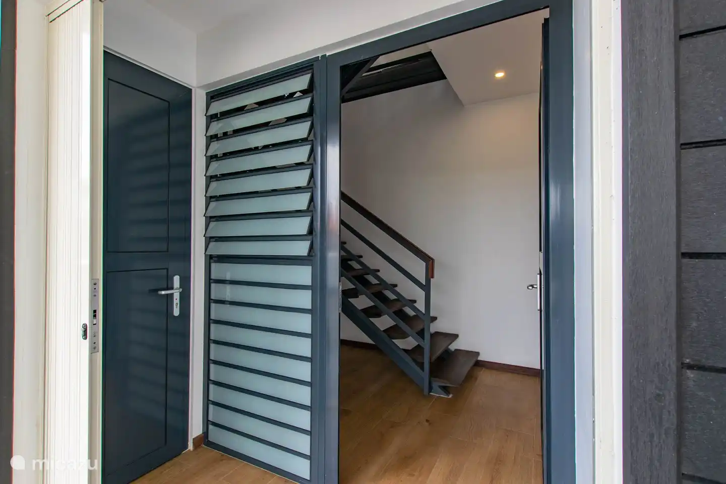 Eigener Eingang für die Wohnung im Obergeschoss mit einer Halle.