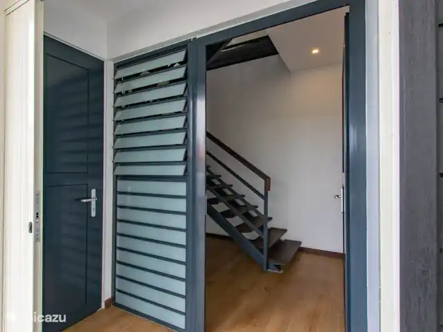 Location de Vacances Suriname, Paramaribo, Paramaribo, appartement - Icare VI Entrée privée pour l'appartement à l'étage avec un hall.