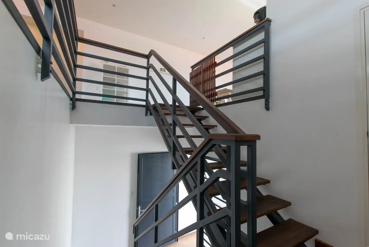 Die Treppe steigt in zwei Teile mit einem guten Geländer.