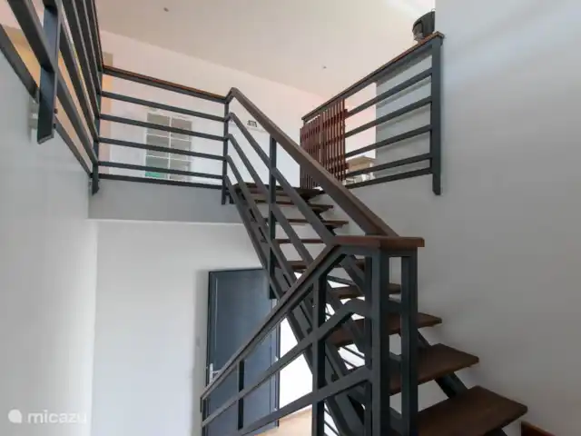 Location de Vacances Suriname, Paramaribo, Paramaribo, appartement - Icare VI L'escalier se divise en deux parties avec une bonne main courante.