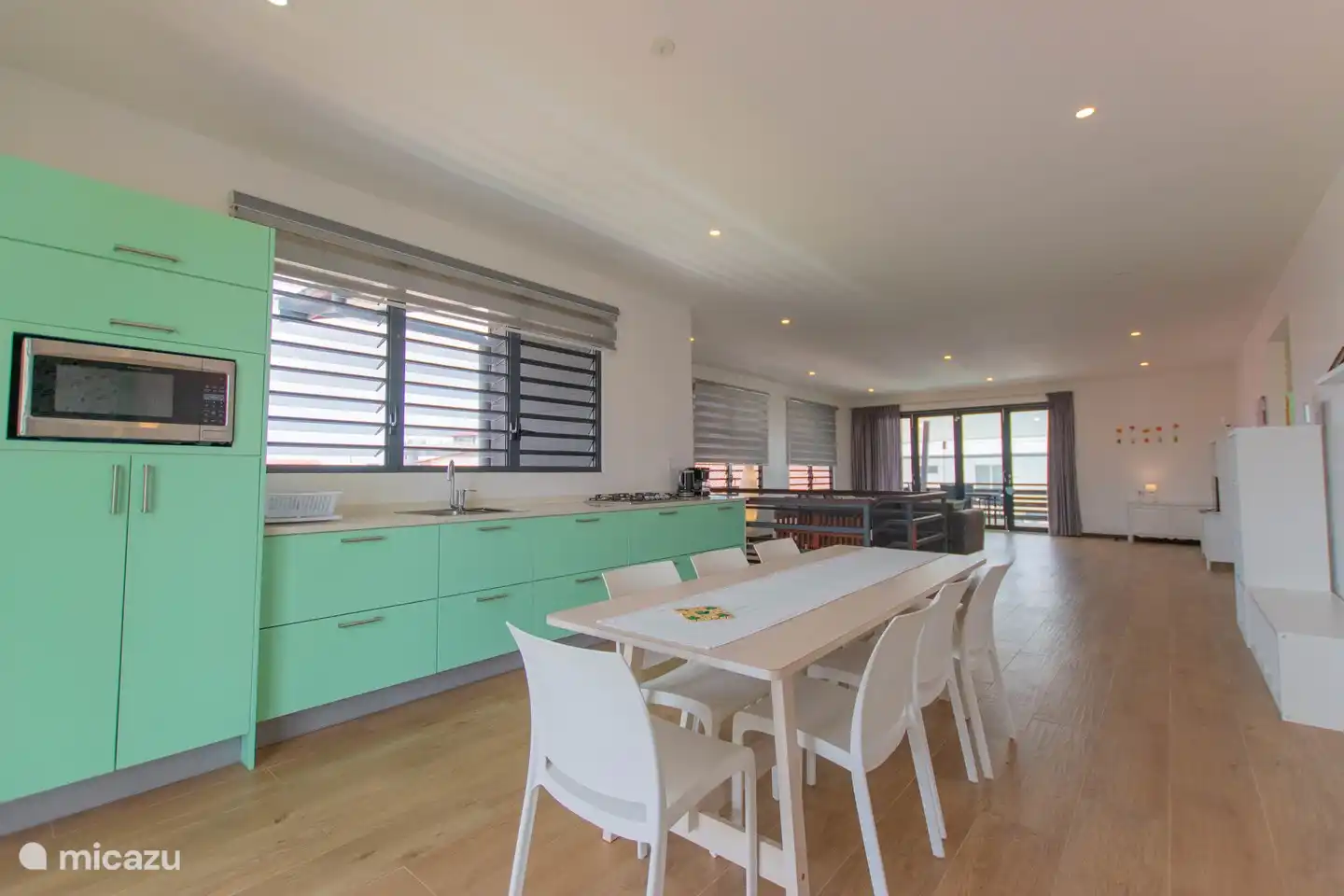 Ein großer Esstisch, an dem Sie zusammen mit Familie oder Freunden essen können.