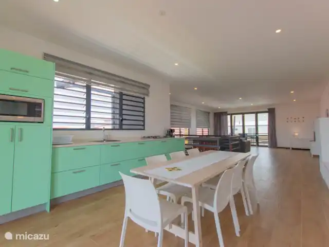Location de Vacances Suriname, Paramaribo, Paramaribo, appartement - Icare VI Une grande table à manger où vous pourrez manger en famille ou entre amis.