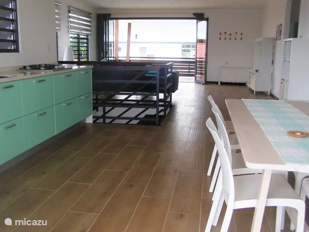 Blick vom Essbereich zum Wohnzimmer