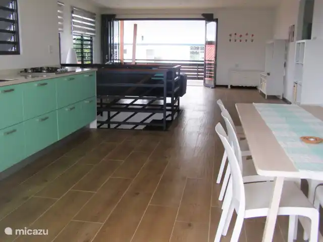 Location de Vacances Suriname, Paramaribo, Paramaribo, appartement - Icare VI Vue de la salle à manger, cuisine vers le salon.