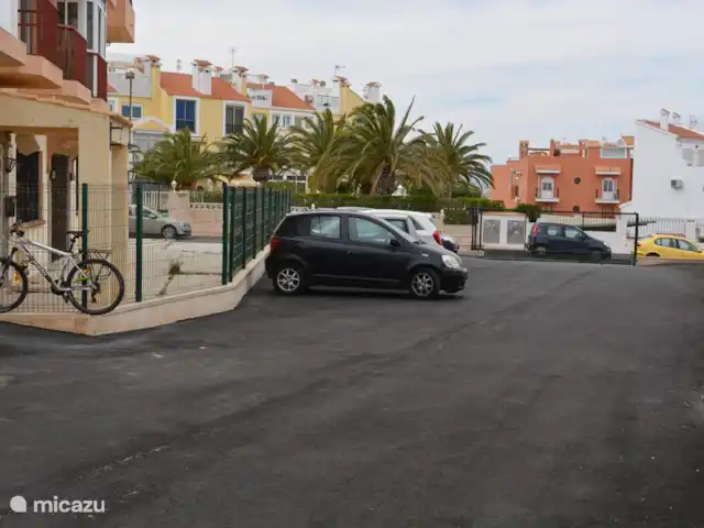 penthouse huren in Spanje, Costa Blanca, La Mata – Jardin del Mar Afgesloten parkeerterrein