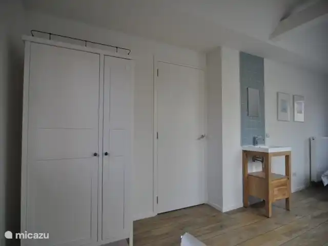 Villa surempilée | Pays-Bas, Frise, Terherne - maison de vacances Chambre spacieuse avec lavabo, bureau et télévision
