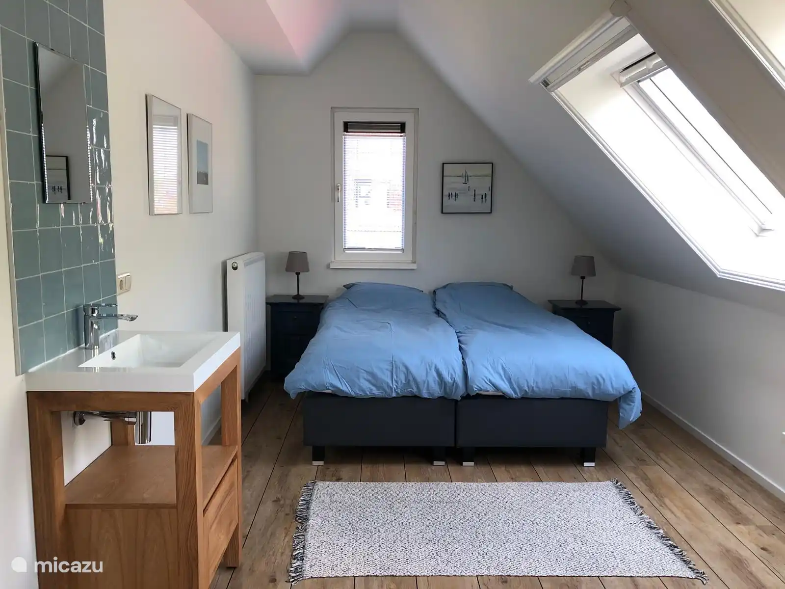 Großes Schlafzimmer mit Waschbecken, TV und Schreibtisch