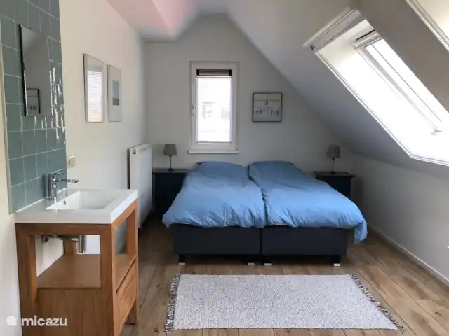 Villa surempilée | Pays-Bas, Frise, Terherne - maison de vacances Grande chambre avec lavabo, TV et bureau