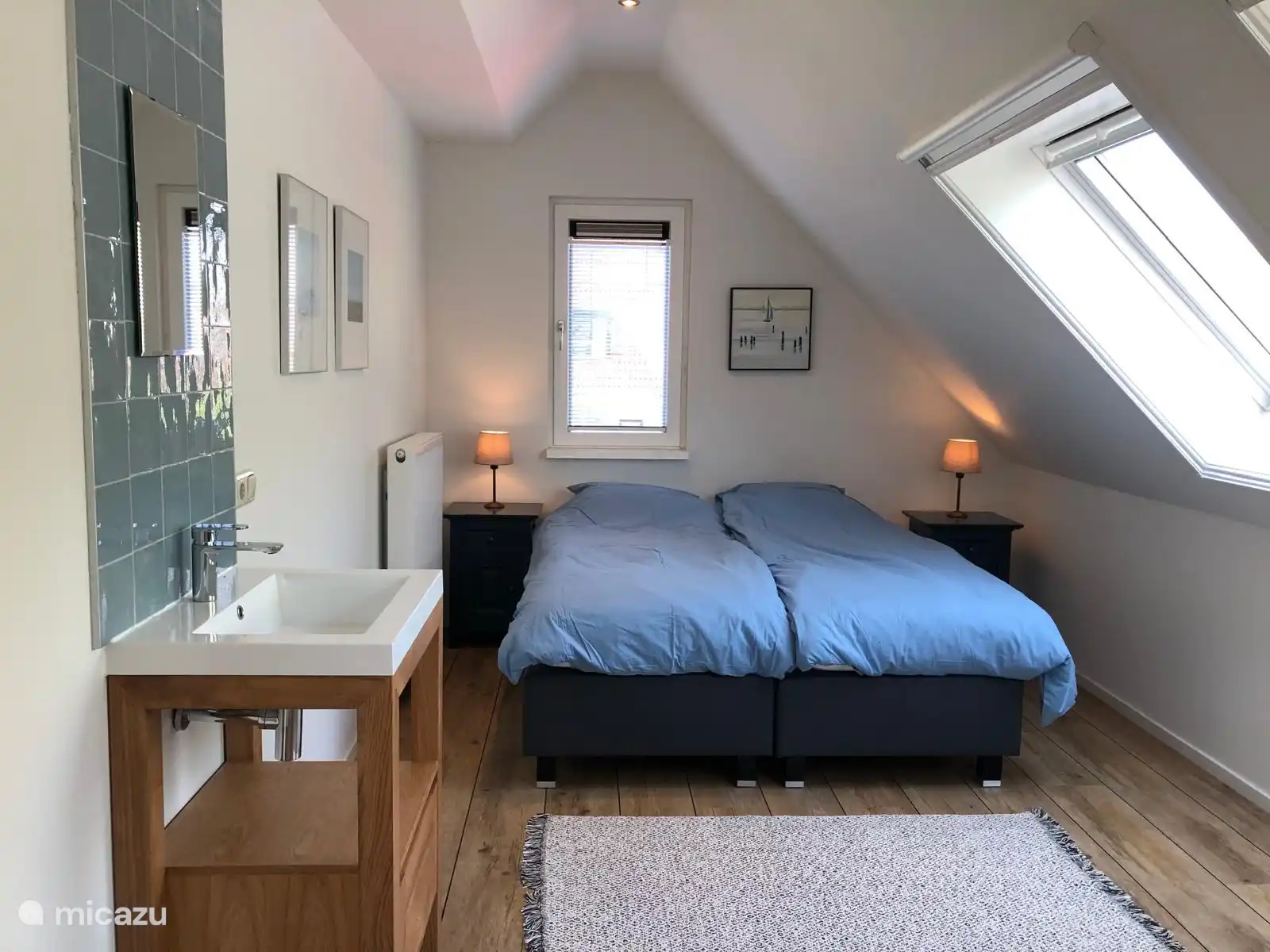 Großes Schlafzimmer mit Waschbecken, TV und Schreibtisch