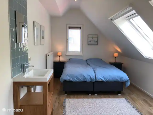 Villa surempilée | Pays-Bas, Frise, Terherne - maison de vacances Grande chambre avec lavabo, TV et bureau