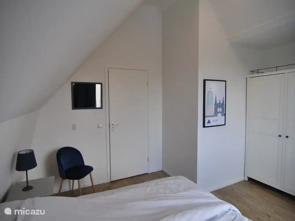 Geräumiges Schlafzimmer mit Blick auf das Dorfzentrum und den Bauernhof