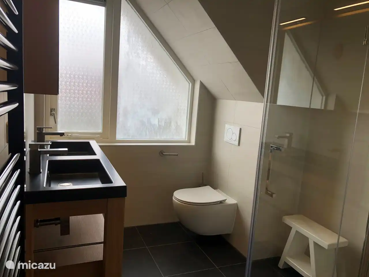 Neues Badezimmer mit großzügiger ebenerdiger Dusche