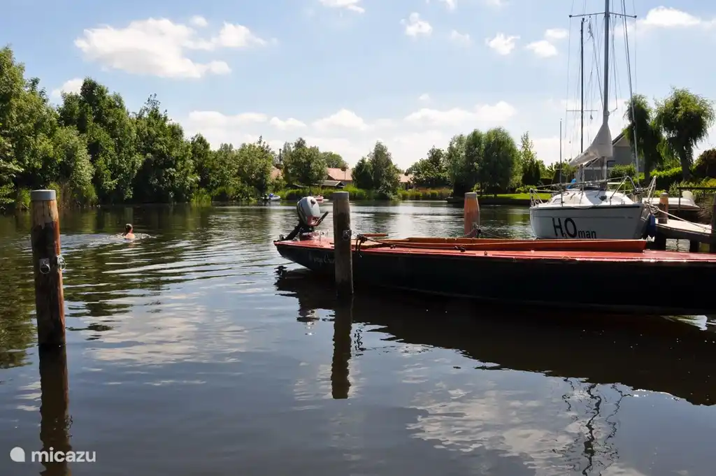 Badeleiter und schönes Badewasser hinter dem Haus