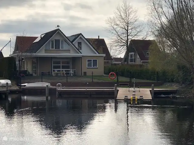 Villa surempilée | Pays-Bas, Frise, Terherne - maison de vacances Échelle de bain et belle eau de baignade derrière la maison