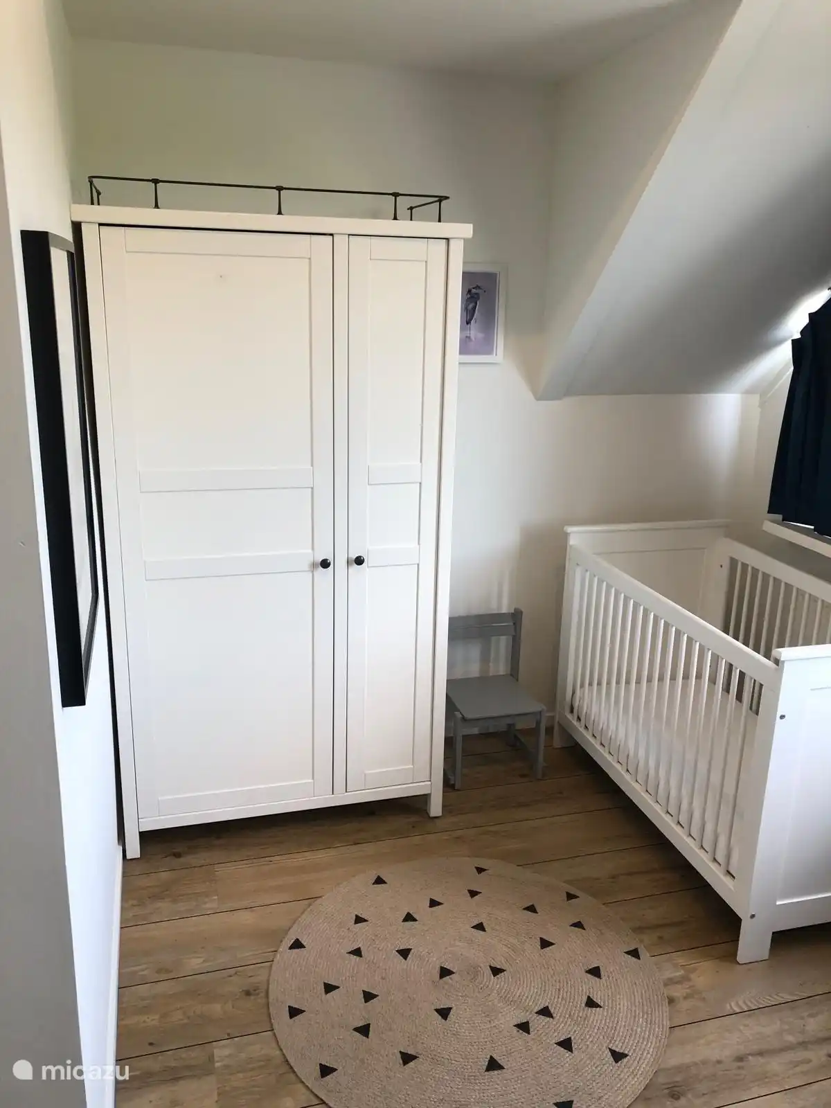 Schlafzimmer mit Kinderbett
