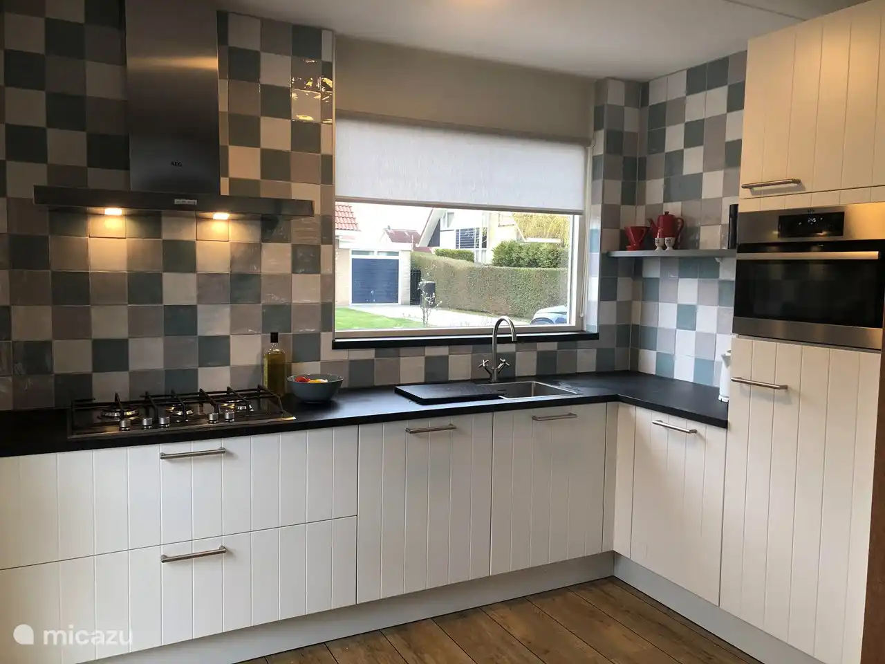 Geräumige Küche mit neuen Geräten