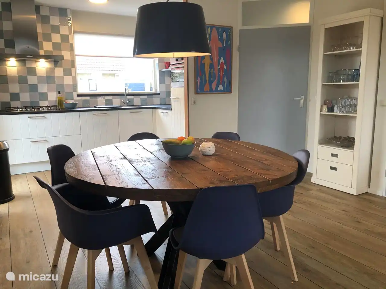 Gemütlicher runder Tisch