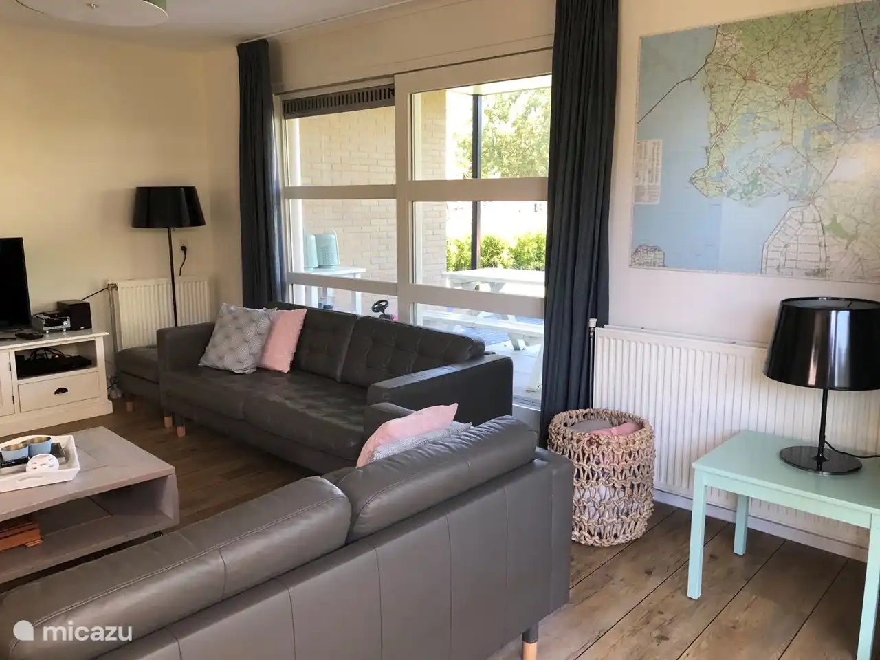 Gehen Sie durch zur überdachten Terrasse