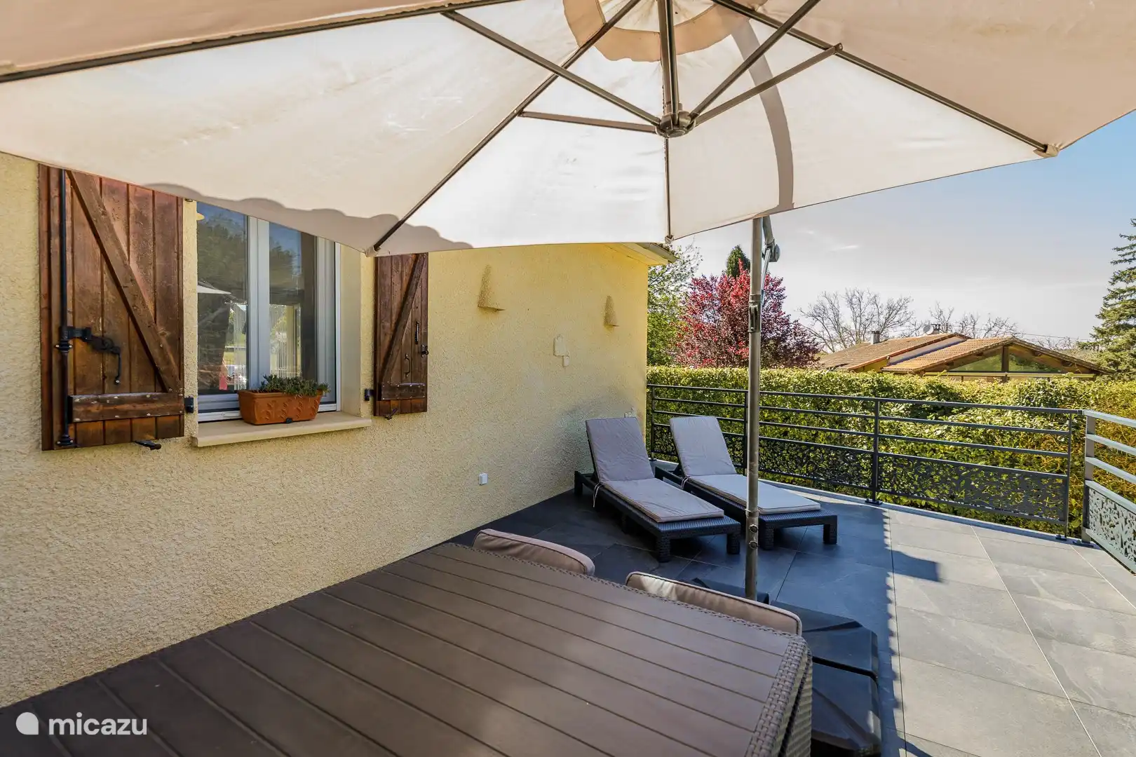 Ligstoelen in de schaduw