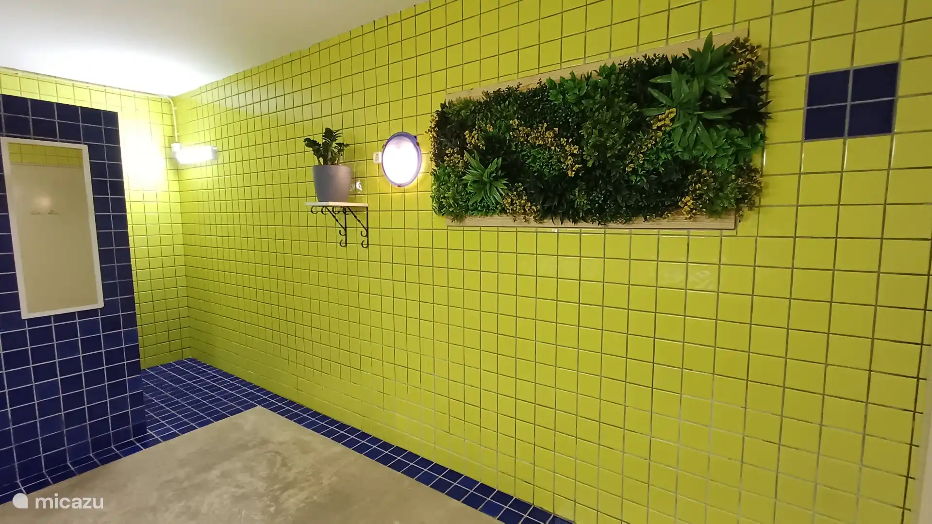 Salle de bain joliment décorée avec de la verdure