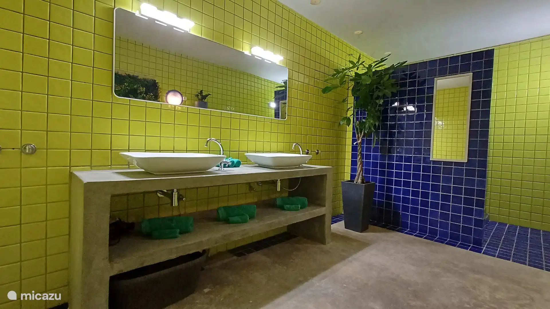 Salle de bain avec douche et eau chaude