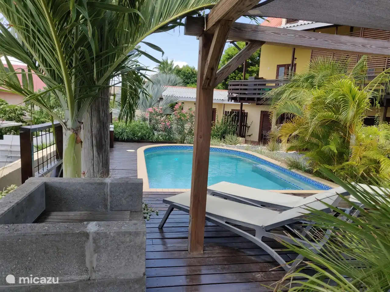 Terrasse de la piscine avec barbecue