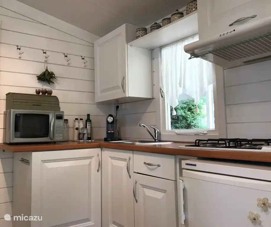 La cocina est&#225; totalmente equipada con suficiente espacio de almacenamiento. Hay una cafetera Dolce Gusto para una deliciosa taza de caf&#233;. 