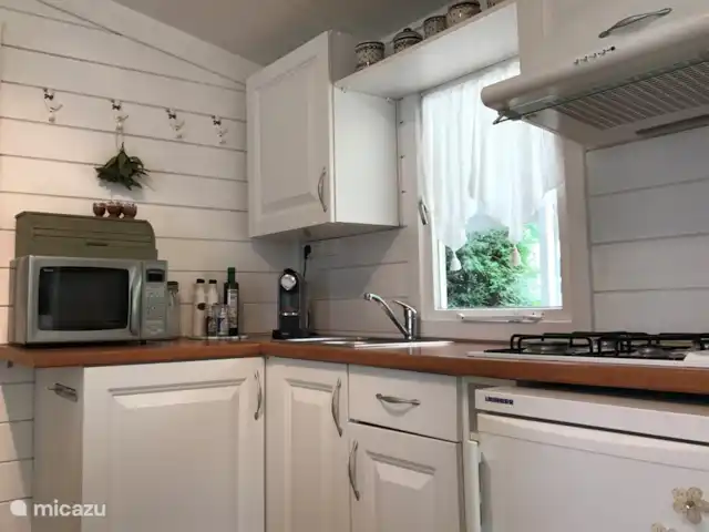 Chalet Château le Verdoyer 4**** | France, Dordogne, Champs-Romain - chalet La cuisine est entièrement équipée avec suffisamment d’espace de rangement. Il y a une machine à café Dolce Gusto pour une délicieuse tasse de café.