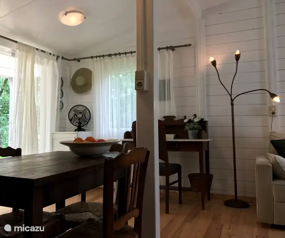 Mucho espacio en la mesa de comedor en la acogedora cocina