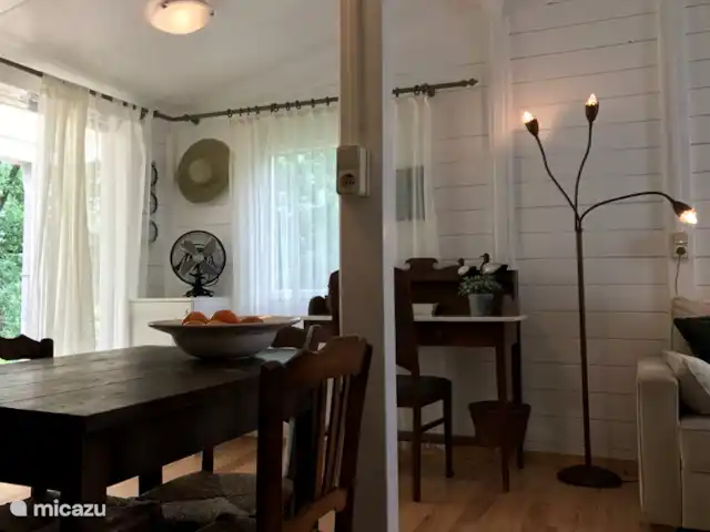 Chalet Château le Verdoyer 4**** | France, Dordogne, Champs-Romain - chalet Beaucoup d’espace à la table à manger dans la cuisine confortable