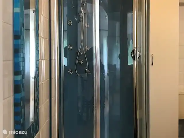 Chalet Château le Verdoyer 4**** | France, Dordogne, Champs-Romain - chalet Salle de bain avec douche spacieuse