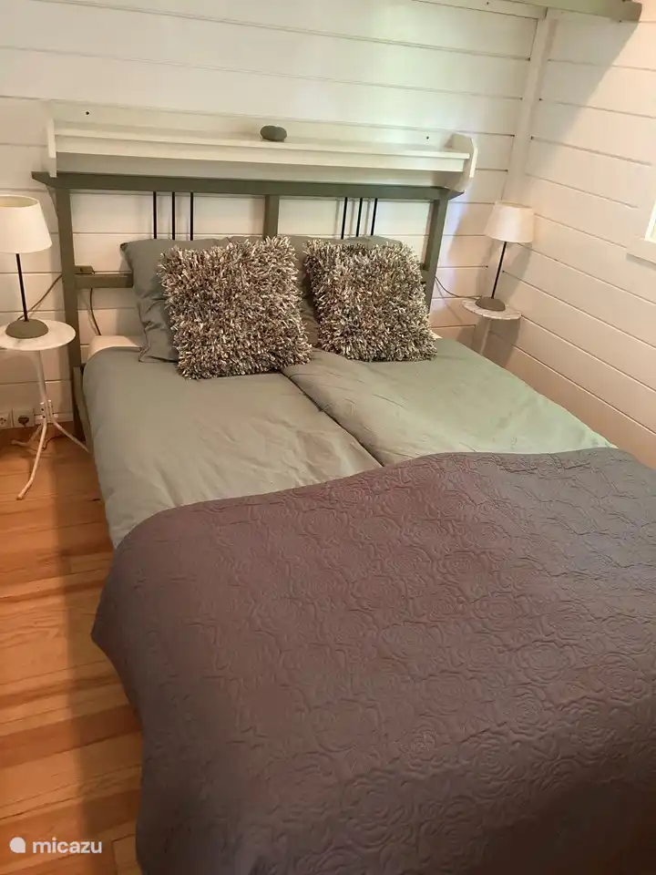 Dormitorio de padres con cama de 140x200* 