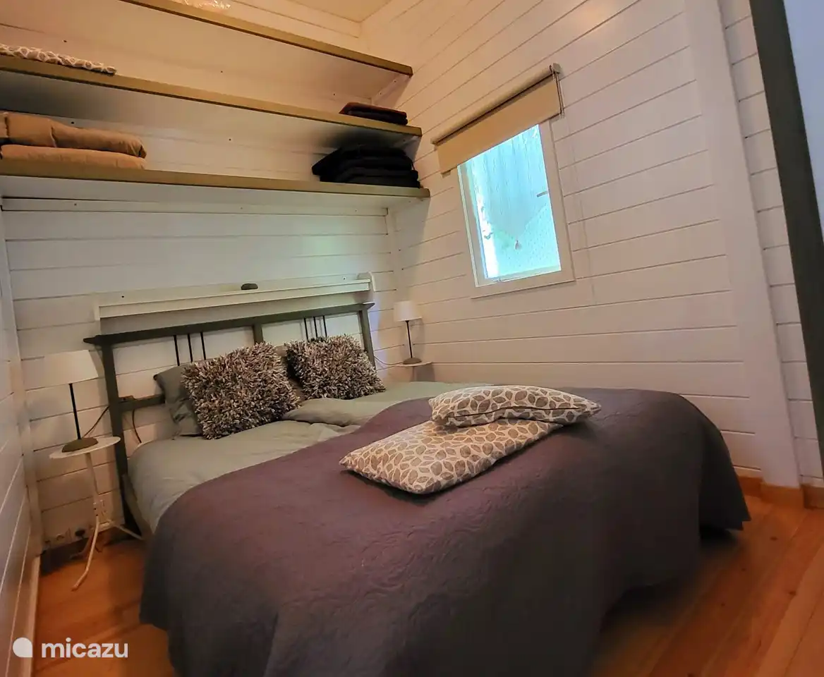 Dormitorio principal con cama 140 x 200* 