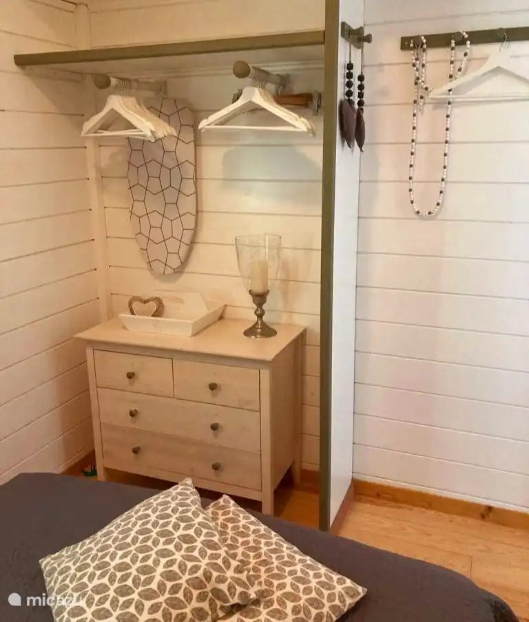 Armario empotrado, tabla de planchar y plancha