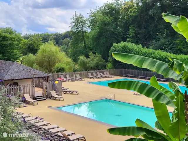 Chalet Château le Verdoyer 4**** | France, Dordogne, Champs-Romain - chalet Belle piscine extérieure avec beaucoup de transats
