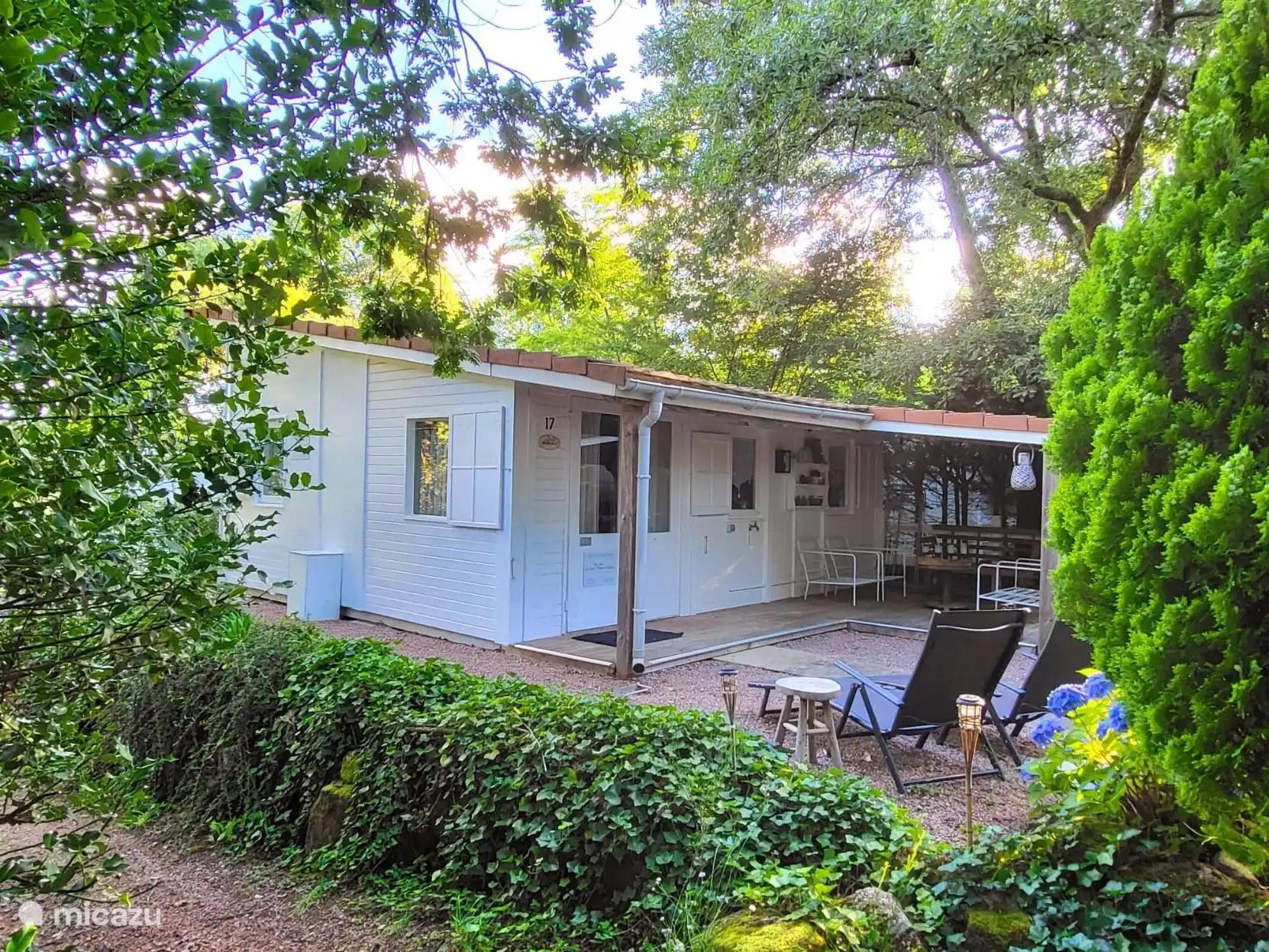 Nuestro encantador chalet con terraza y bonito jard&#237;n con barbacoa fija de hormig&#243;n