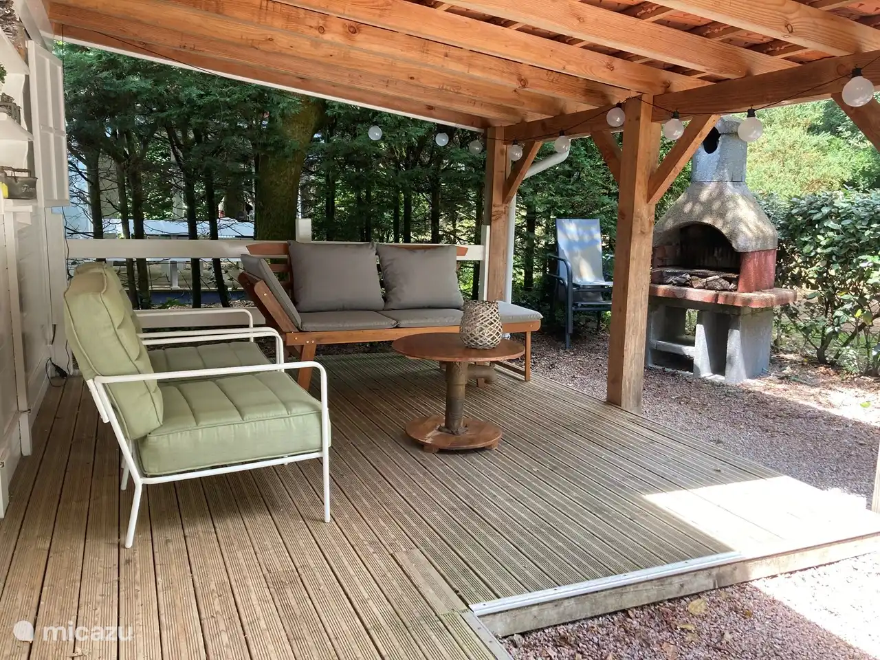 Sillas c&#243;modas y agradables bajo el dosel con barbacoa fija