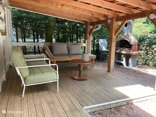 Chalet Château le Verdoyer 4**** | France, Dordogne, Champs-Romain - chalet Belles chaises confortables sous la verrière avec barbecue fixe