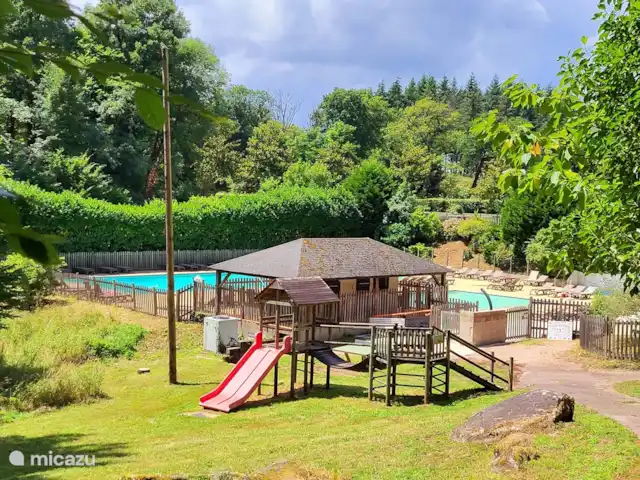 Chalet Château le Verdoyer 4**** | France, Dordogne, Champs-Romain - chalet La piscine extérieure du château, avec aire de jeux