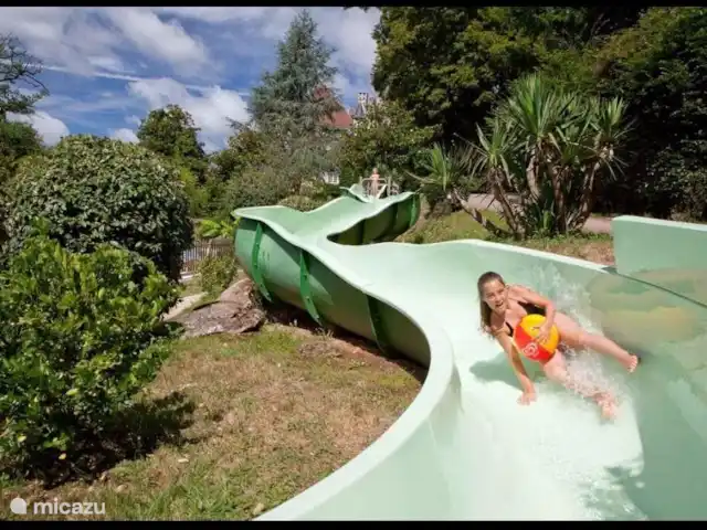 Chalet Château le Verdoyer 4**** | France, Dordogne, Champs-Romain - chalet Plaisir garanti sur le toboggan de la piscine extérieure