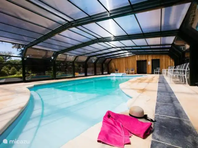 Chalet Château le Verdoyer 4**** | France, Dordogne, Champs-Romain - chalet Piscine intérieure intérieure avec jacuzzi, idéale pour quand il ne fait pas si beau dehors