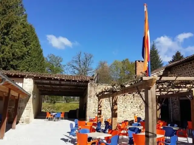 Chalet Château le Verdoyer 4**** | France, Dordogne, Champs-Romain - chalet La cour avec terrasse, boutique, snack-bar, salle de jeux et réception