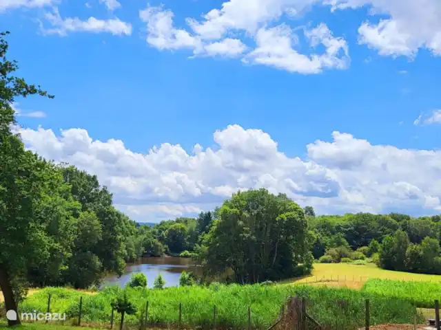 Chalet Château le Verdoyer 4**** | France, Dordogne, Champs-Romain - chalet Il y a un joli lac de baignade dans le parc