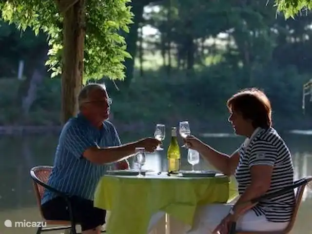 Chalet Château le Verdoyer 4**** | France, Dordogne, Champs-Romain - chalet Trinquez sur la terrasse du Château, surplombant l’étang à poissons.
