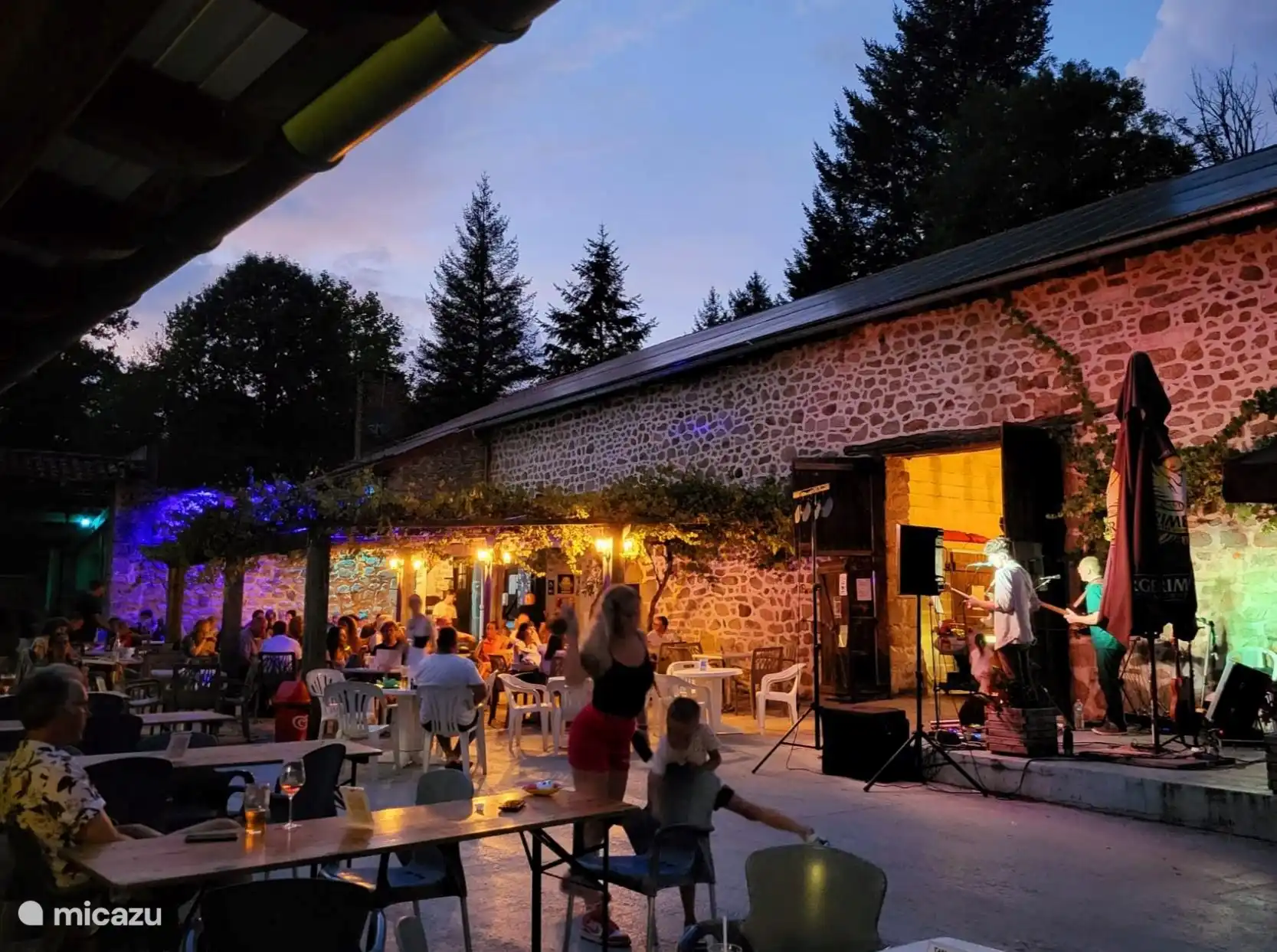 Relajaci&#243;n en el patio del castillo